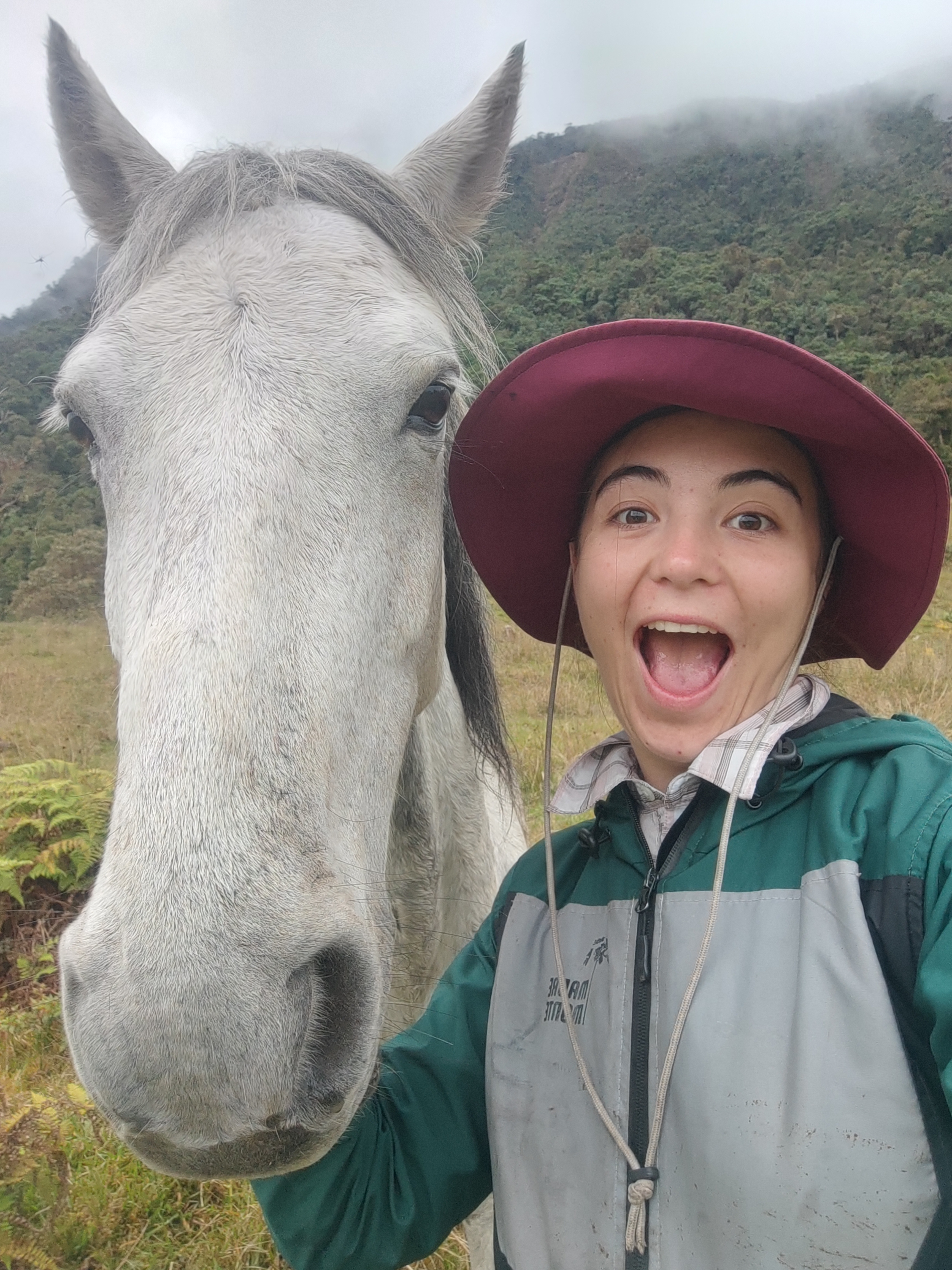 María Emilia junto a un caballo en la reserva