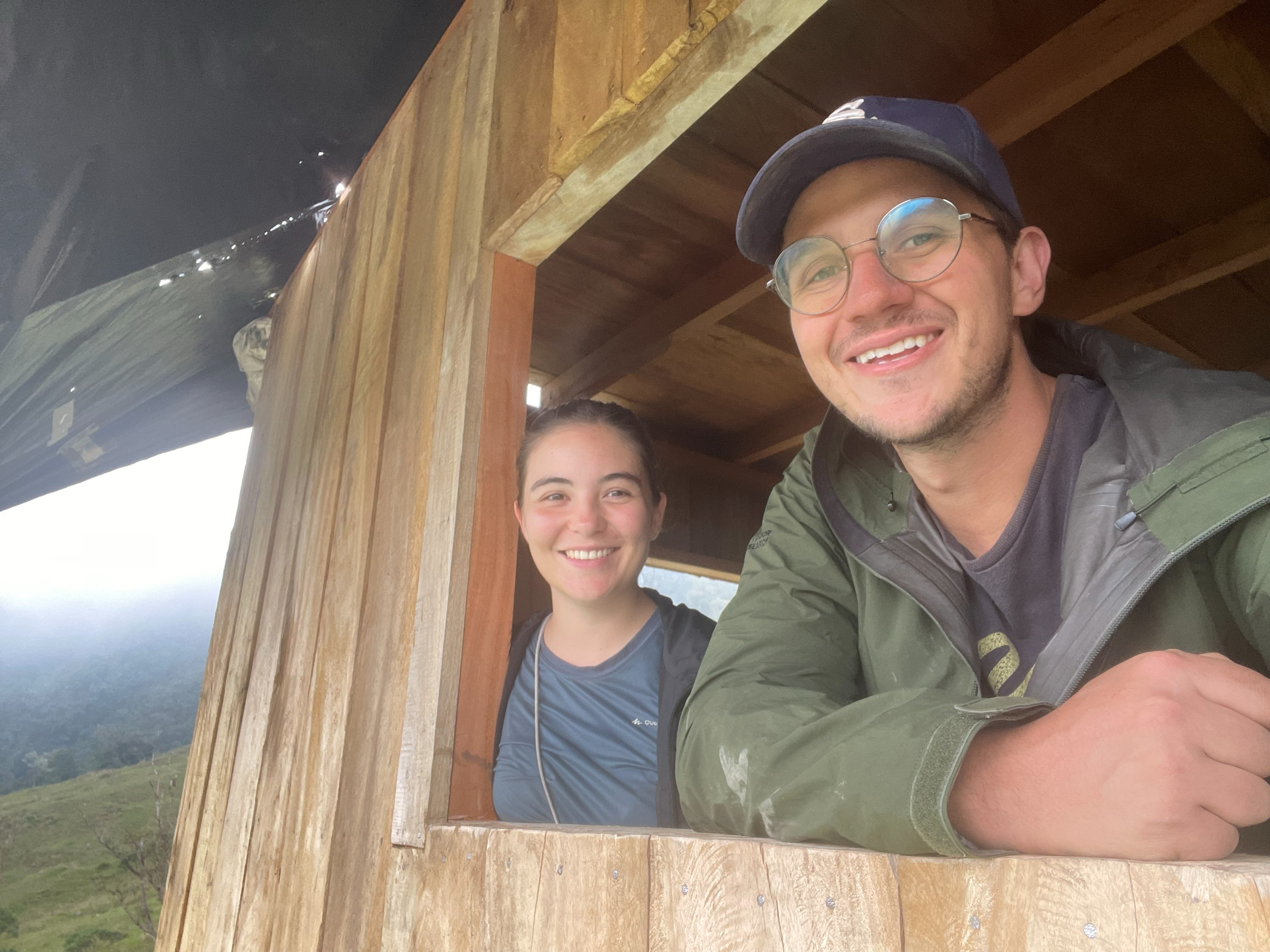 María Emilia y Nicolás asomados a la ventana de la cabaña en construcción
