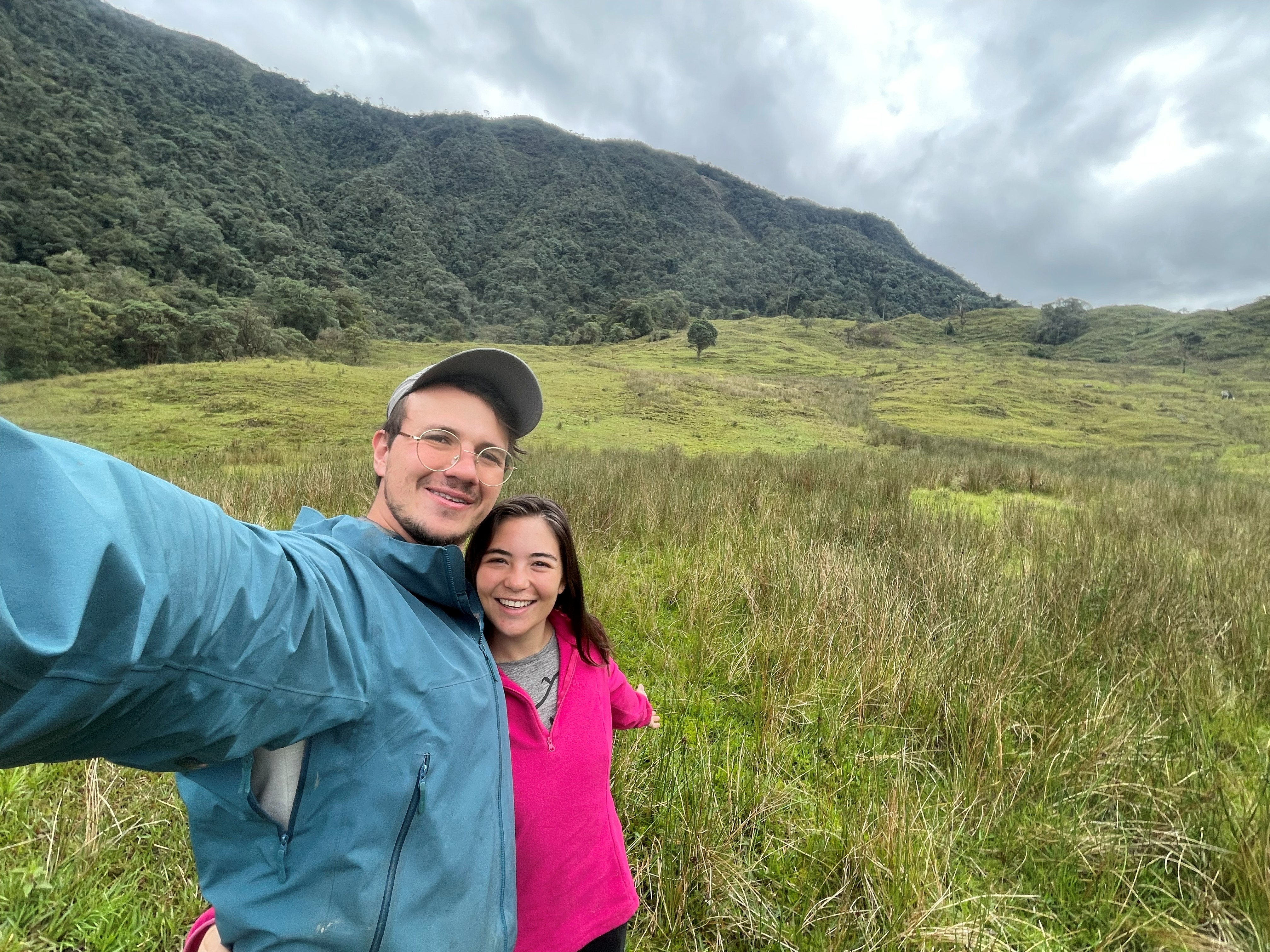 María Emilia y Nicolás en el valle de la reserva